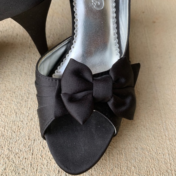 Michaelangelo Satin Black Pumps with Bows - Picture 4 of 4